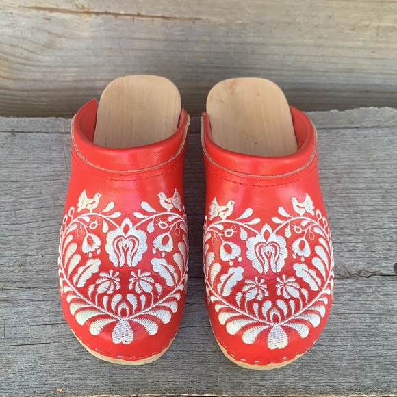 NEW Genuine red leather/white embroidered clogs handmade by artist in Hungary 7 - Picture 3 of 9